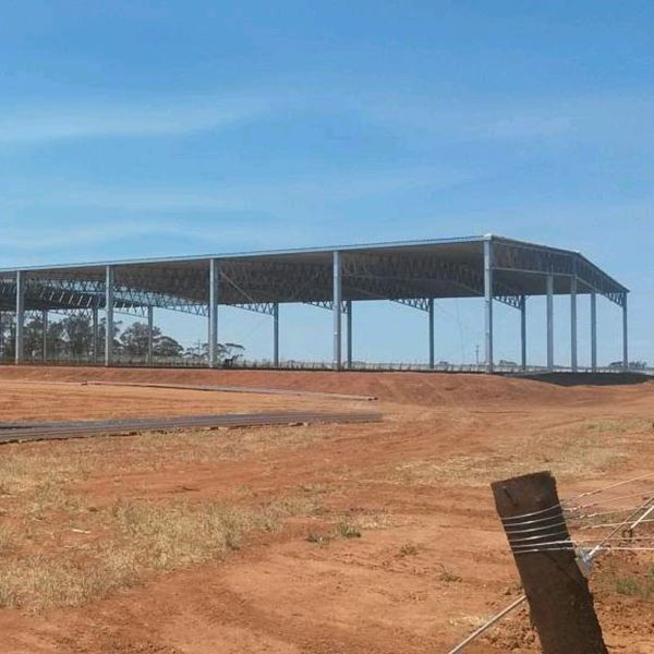 Stalen structuurmagazijn met grote overspanning